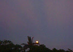 満月と反薄明光線.jpg